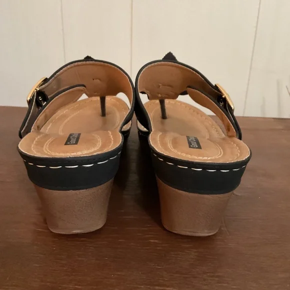 GOOD CHOICE BLACK SANDALS WITH BIG FLOWER WORN 1 TIME - Picture 3 of 5